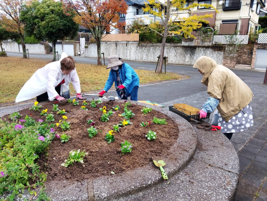 団地内3ヶ所の花壇に花を植えました